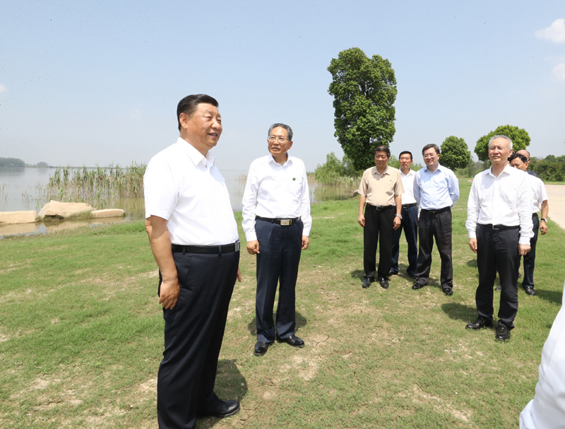 8月18日至21日，中共中央總書記、國(guó)家主席、中央軍委主席習(xí)近平在安徽省考察。這是19日上午，習(xí)近平在馬鞍山市薛家洼生態(tài)園，察看長(zhǎng)江水情水勢(shì)和岸線生態(tài)環(huán)境。