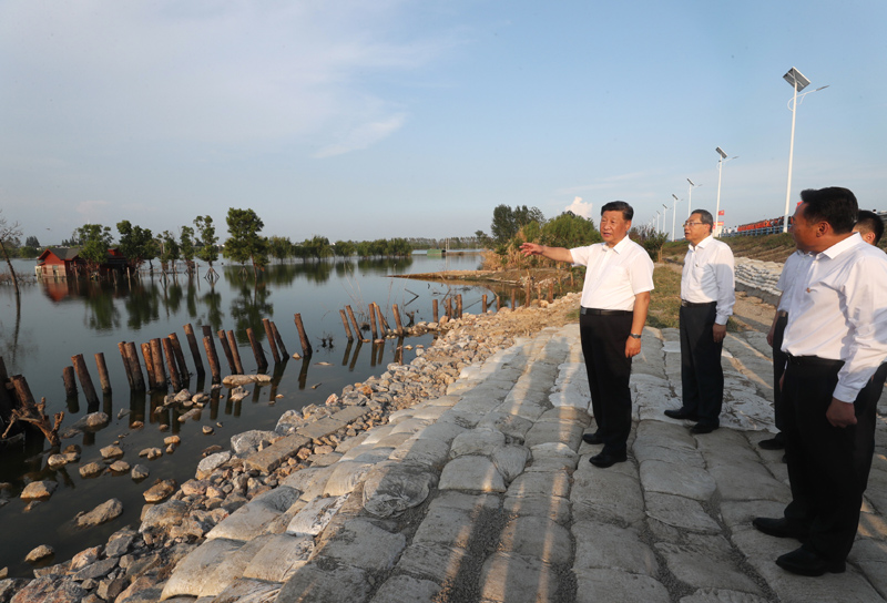 8月18日至21日，中共中央總書記、國(guó)家主席、中央軍委主席習(xí)近平在安徽省考察。這是19日下午，習(xí)近平在合肥市肥東縣十八聯(lián)圩生態(tài)濕地蓄洪區(qū)巢湖大堤羅家疃段考察，了解巢湖主要圩口分洪和蓄洪區(qū)受災(zāi)情況。