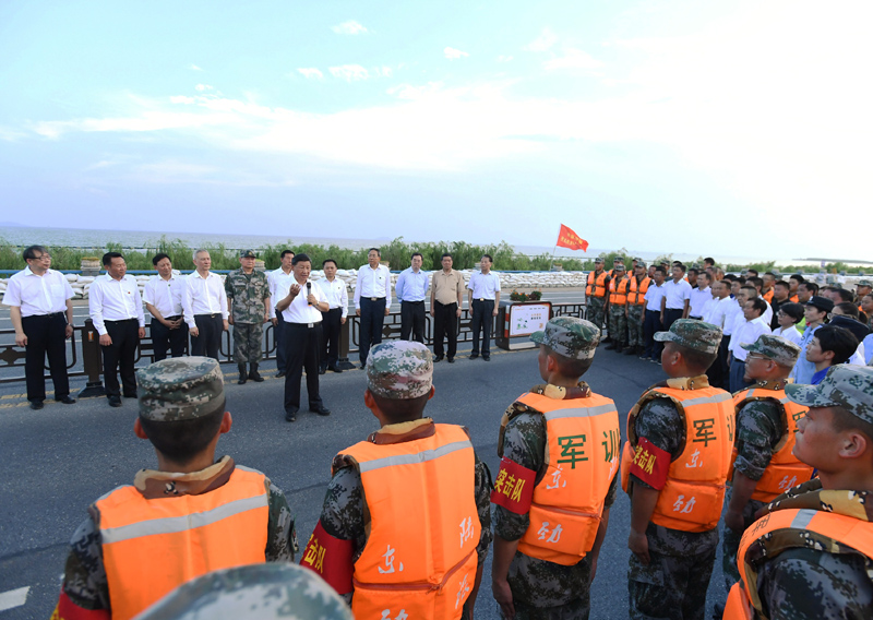 8月18日至21日，中共中央總書記、國(guó)家主席、中央軍委主席習(xí)近平在安徽省考察。這是19日下午，習(xí)近平在合肥市肥東縣十八聯(lián)圩生態(tài)濕地蓄洪區(qū)巢湖大堤上，親切看望慰問(wèn)在防汛抗洪救災(zāi)斗爭(zhēng)中犧牲同志的家屬、防汛抗洪一線人員、先進(jìn)典型代表和參加抗洪搶險(xiǎn)的部隊(duì)官兵。