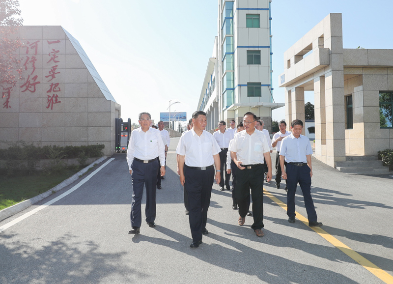 8月18日至21日，中共中央總書記、國(guó)家主席、中央軍委主席習(xí)近平在安徽省考察。這是18日下午，習(xí)近平在阜陽(yáng)市阜南縣王家壩閘考察，了解安徽省防汛工作及王家壩開閘分洪情況。